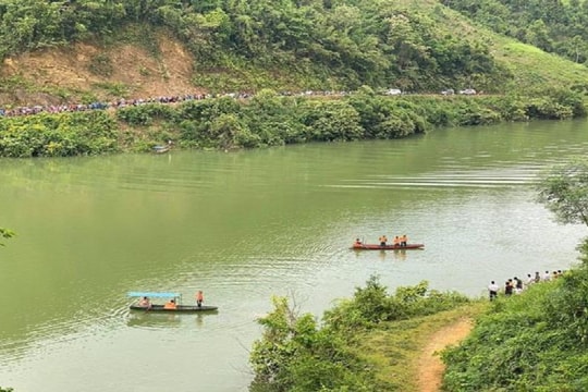 Lật thuyền chở 7 người trên sông Chảy, 3 người mất tích