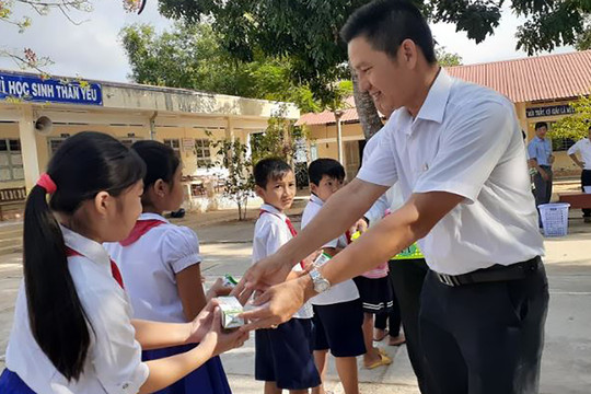 Vinamilk tiếp tục được chọn là đơn vị triển khai sữa học đường tại Trà Vinh