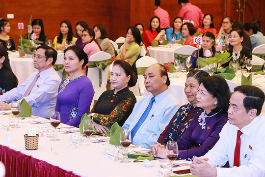 Thủ tướng Chính phủ và Chủ tịch Quốc hội dự buổi gặp mặt nữ đại biểu Quốc hội