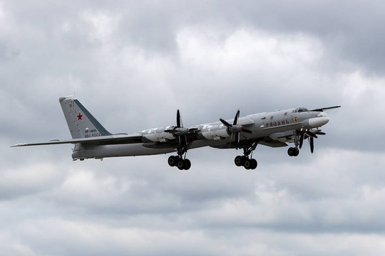 Máy bay ném bom chiến lược Tu-95MS thực hiện chuyến bay tuần tra biên giới