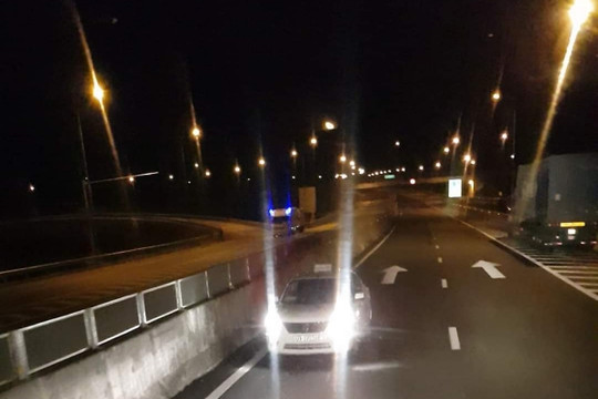 Xôn xao hình ảnh xe taxi chạy ngược chiều trên cao tốc