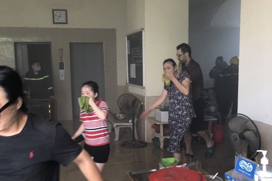 Kịp thời giải cứu 4 người mắc kẹt trong đám cháy chung cư ở Hà Nội