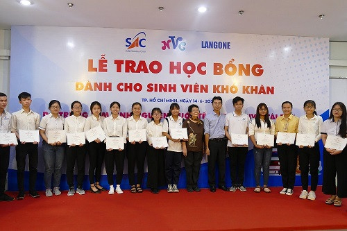 Trao 126 suất học bổng, tiếp sức cho sinh viên nghèo đến trường