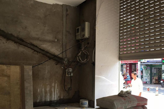 Bảo trì cửa cuốn, người đàn ông bị điện giật tử vong