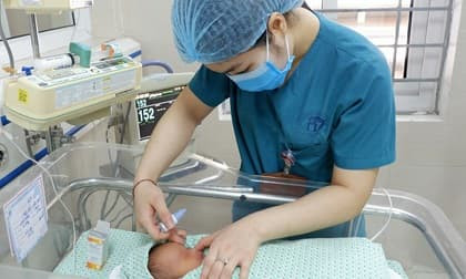 Bé sơ sinh bị bỏ rơi ở hố ga giữa trời nóng 40 độ hiện tiên lượng vẫn còn nặng