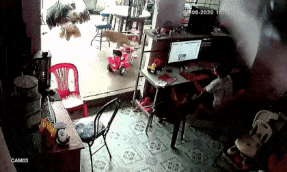 Bồn nước rơi làm sập mái nhà, bé trai may mắn thoát chết trong tích tắc