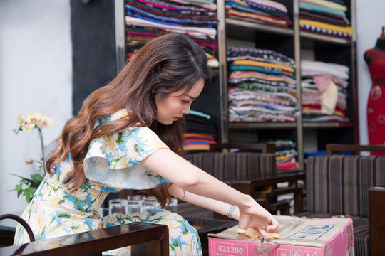 Á hậu Thụy Vân mang đồ hiệu đi tái chế