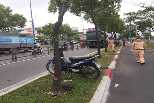 Người phụ nữ bị xe chở rác cán tử vong