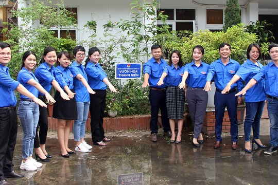 Đoàn thanh niên Báo Công lý gắn biển công trình “Vườn hoa thanh niên"