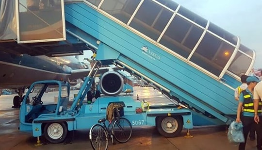 Trượt chân ngã từ xe thang máy bay, nữ hành khách tử vong