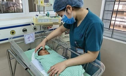 Bé sơ sinh bị bỏ rơi ở hố ga giữa trời nóng 40 độ: Xuất hiện người nhận là bà ngoại đến gặp