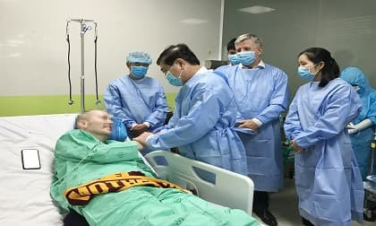Nam phi công mắc Covid-19 tươi cười, bắt tay cảm ơn Chủ tịch UBND TP.HCM
