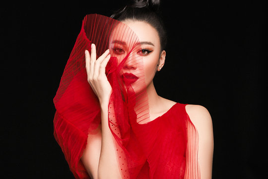 Á hậu Kim Duyên khoe thần thái ma mị trong bộ ảnh mới