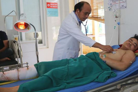 Cứu thanh niên 18 tuổi đứt rời chân do tai nạn giao thông