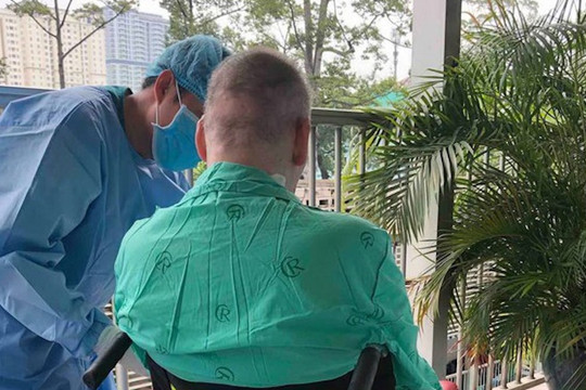 Bệnh nhân phi công hồi phục phổi, có thể ngồi máy bay về nước