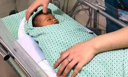 Bị xẹp phổi, nhiễm khuẩn nặng, bé sơ sinh bị mẹ bỏ rơi dưới hố ga ở Hà Nội phải thở máy trở lại