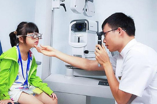 70% trẻ bị lác có kèm theo các tật khúc xạ do không được chỉnh kính