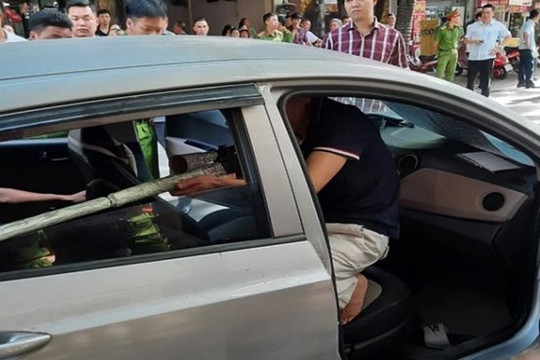 Bắt nghi phạm ngồi trên ô tô chĩa súng bắn người