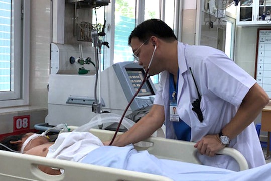 Đi bộ 4km dưới trời nắng, nam thanh niên sốc nhiệt phải thở máy