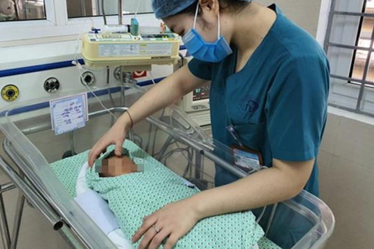 Bé trai bị bỏ rơi ở hố ga nguy kịch, kháng kháng sinh