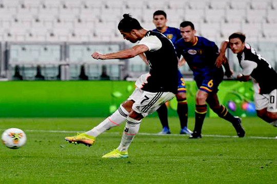 Juventus hủy diệt Lecce trong ngày Ronaldo rực sáng