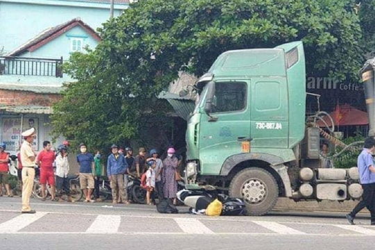 Xe ben chạy tốc độ cao tông 2 người đi xe máy chờ đèn đỏ