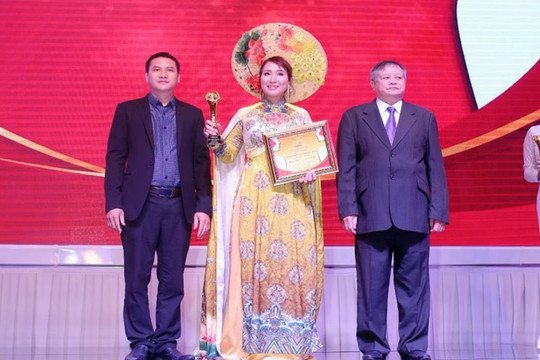 Nữ doanh nhân Làn Thu Thủy được trao tặng Cúp Bông Hồng Vàng ASEAN 2020