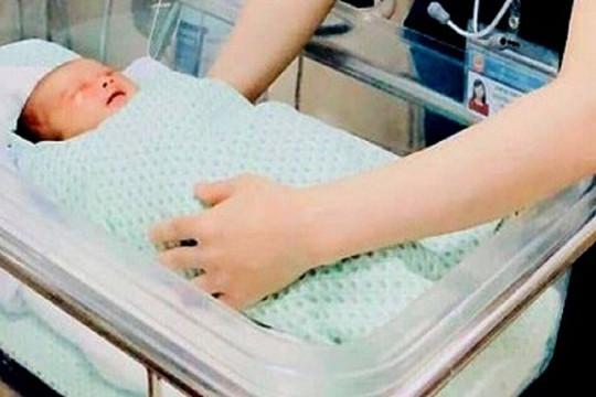 Bé sơ sinh bị bỏ rơi ở hố ga đã tử vong