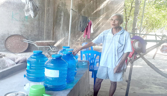 Nước nhiễm phèn, gần 100 hộ dân “khát ” nước sạch