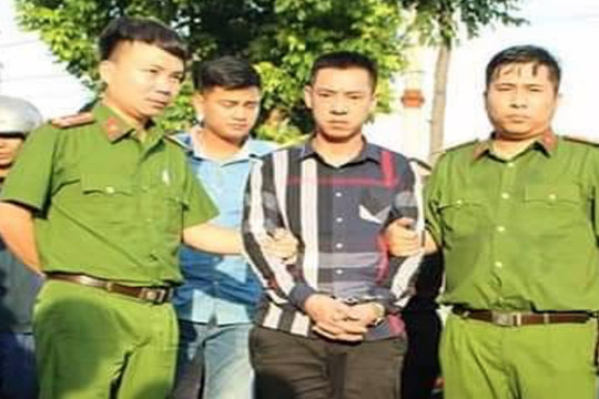 Bắt đối tượng mang súng quân dụng vận chuyển ma túy đá