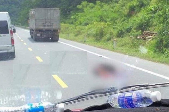 Bị xe tải chèn qua người sau va chạm, nam thanh niên tử vong tại chỗ