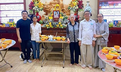 Bố mẹ Phùng Ngọc Huy lên chùa cầu siêu cho Mai Phương tròn 100 ngày mất