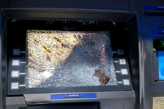Bị nuốt thẻ rút tiền, nam thanh niên vác búa đập phá cây ATM