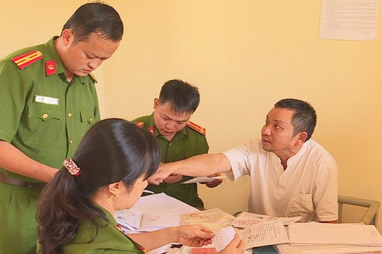 Khởi tố, bắt tạm giam Thanh tra Sở Nội vụ nhận hối lộ