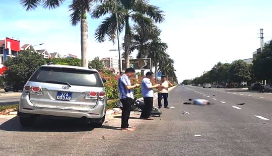 Va chạm với xe biển xanh, một người bị thương nặng