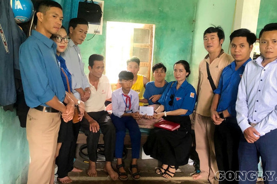 Đoàn Thanh niên Báo Công lý trao quà cho những hoàn cảnh đặc biệt khó khăn ở Quảng Trị