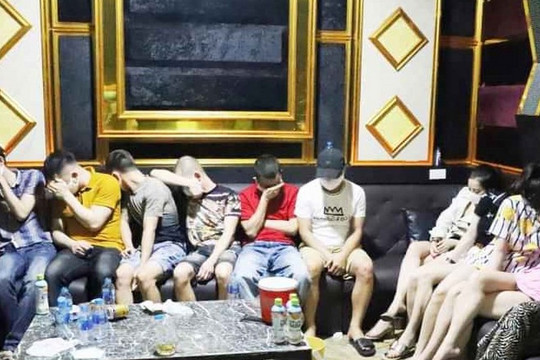 24 nam nữ tổ chức “bay lắc” trong quán karaoke