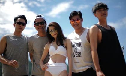 Mặc kệ Dương Mịch hẹn hò trai trẻ, Lưu Khải Uy tụ tập với hội bạn thân trên du thuyền hạng sang