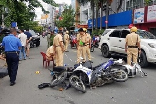 Xe máy tông vào 2 mẹ con sang đường, 3 người tử vong