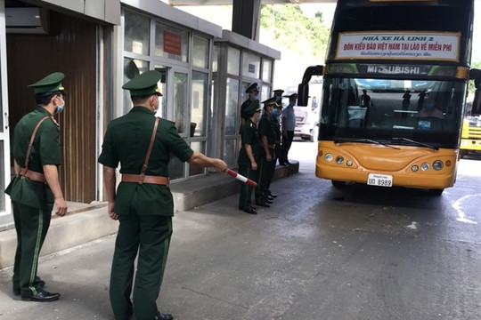 Tránh kiểm tra y tế khi nhập cảnh, 3 công dân trốn vào cốp xe khách