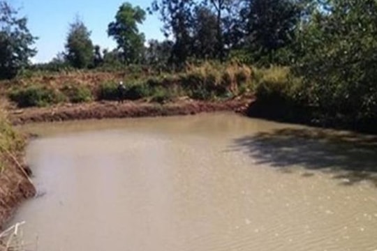 Trượt chân xuống hồ nước, 2 bé gái bị đuối nước thương tâm