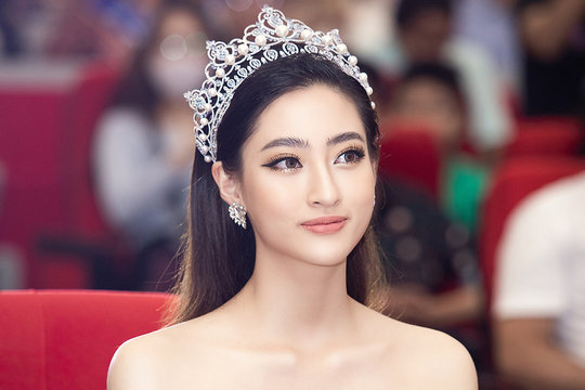 Lương Thuỳ Linh đội vương miện đầy quyền lực trên ghế giám khảo