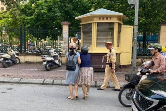 Sự thật thông tin CSGT giật tay lái kéo ngã cô gái điều khiển xe máy đi trên đường
