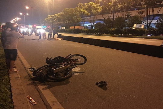 Tông gãy biển báo trên xa lộ, nam sinh viên tử vong tại chỗ