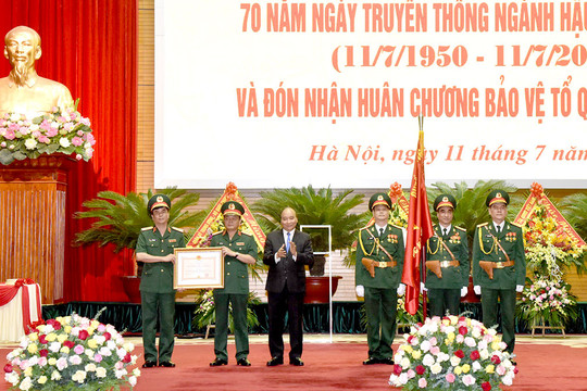 Thủ tướng trao Huân chương Bảo vệ Tổ quốc hạng Nhất cho ngành Hậu cần Quân đội