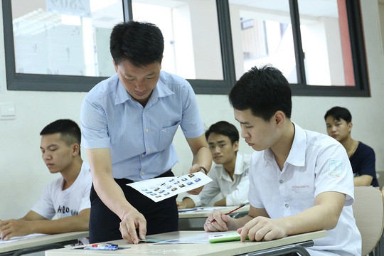 Đề thi tiếng Anh vào trường THPT chuyên Khoa học xã hội và Nhân văn có câu hỏi về dịch Covid-19