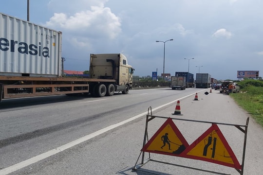 Ô tô con vượt phải gây tai nạn liên hoàn