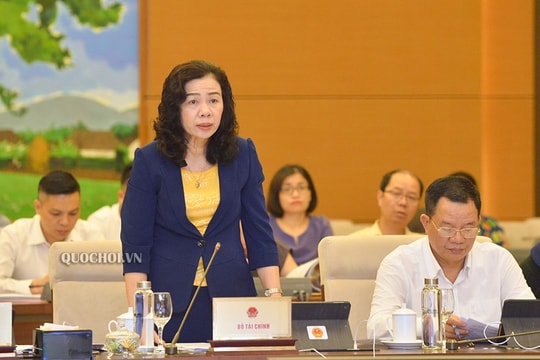 Thông qua Nghị quyết về việc giảm thuế bảo vệ môi trường đối với nhiên liệu bay