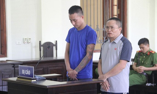 Ông bố trẻ bật khóc khi lần đầu gặp con ở chốn pháp đình