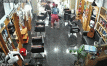 3 người ngồi trong salon tóc bỗng bật dậy, la hét bỏ chạy vì 'biến lớn' ở ngoài cửa